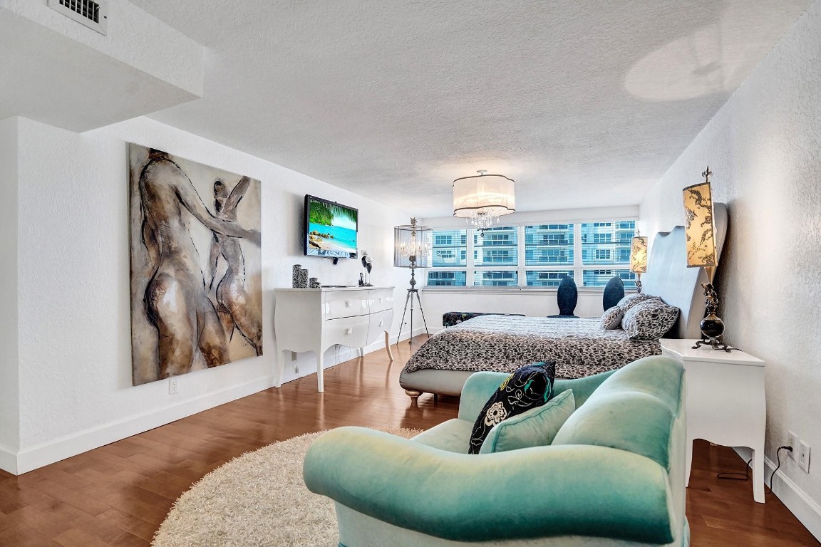 THE COMMODORE - Residential