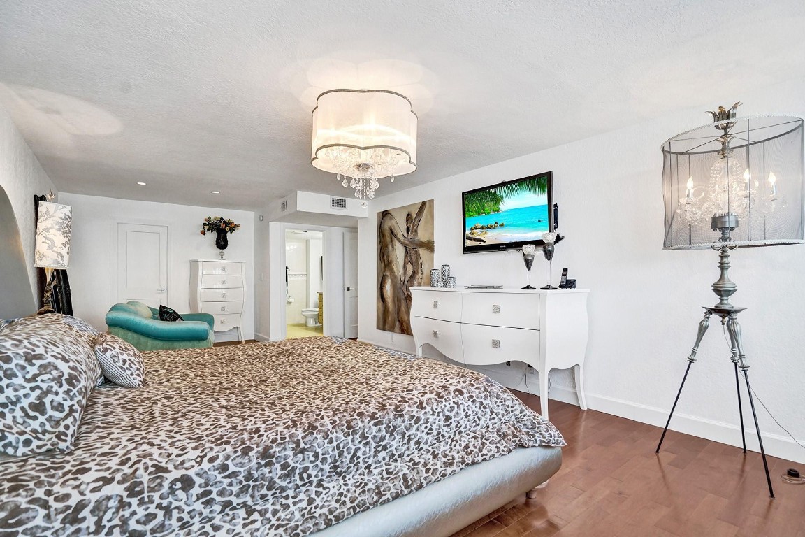 THE COMMODORE - Residential