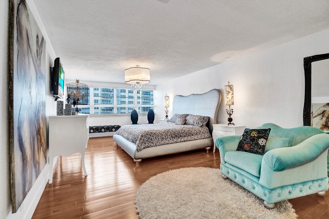 THE COMMODORE - Residential