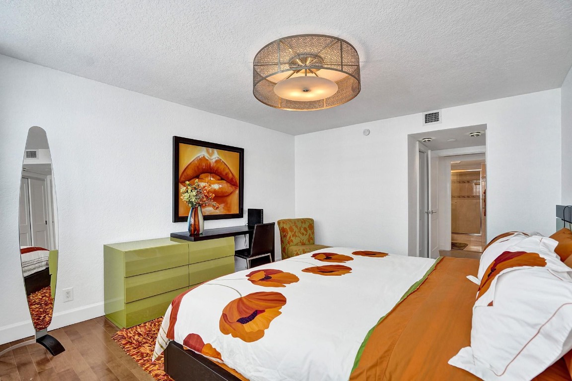 THE COMMODORE - Residential
