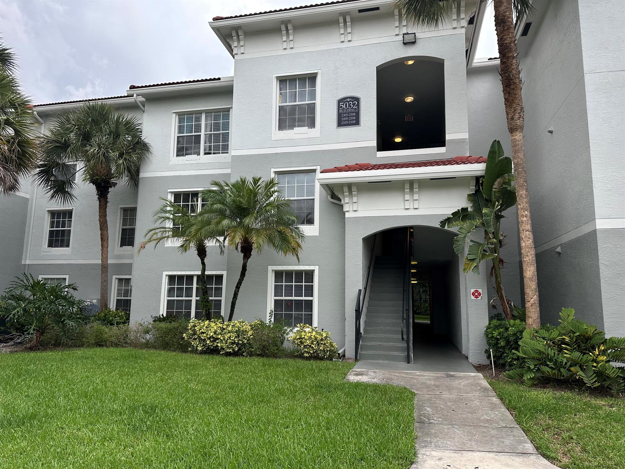 Gated community with Resort style pool and fitness. VERY CLEAN and fresh with neutral colors. This 2 bed 2 bath condo has a split bedroom plan. Full size Private Washer and Dryer inside the unit. , Community Keypad entry. . Community pool, hot tub, picnic area and exercise room. Water included in the rent. Community is adjacent to Buttonwood Park with sports, playground, and picnic areas. Excellent proximity to I95. No smoking Plenty of Guest Parking
