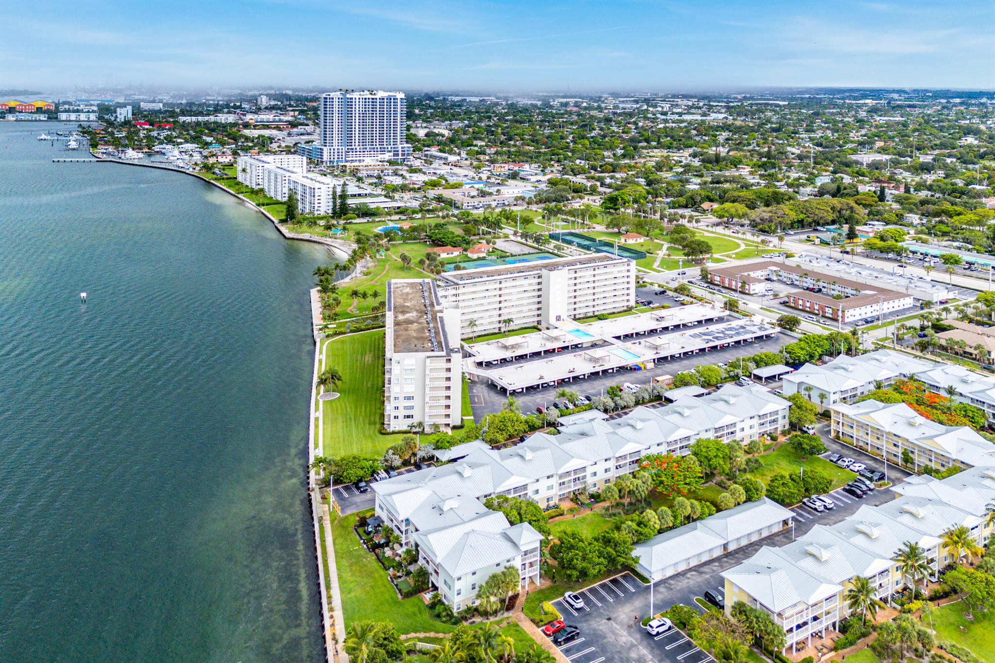 LAKE HARBOUR TOWERS CONDO - Residential