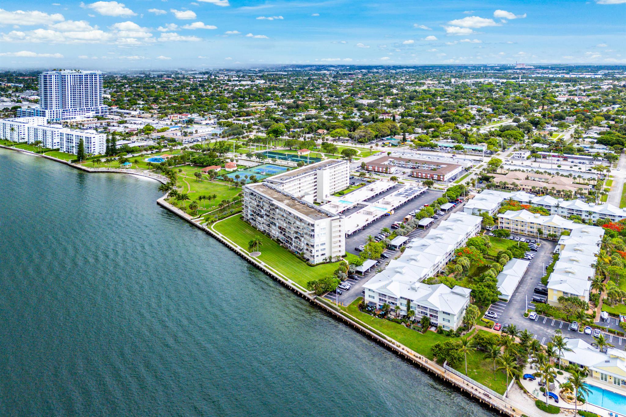 LAKE HARBOUR TOWERS CONDO - Residential