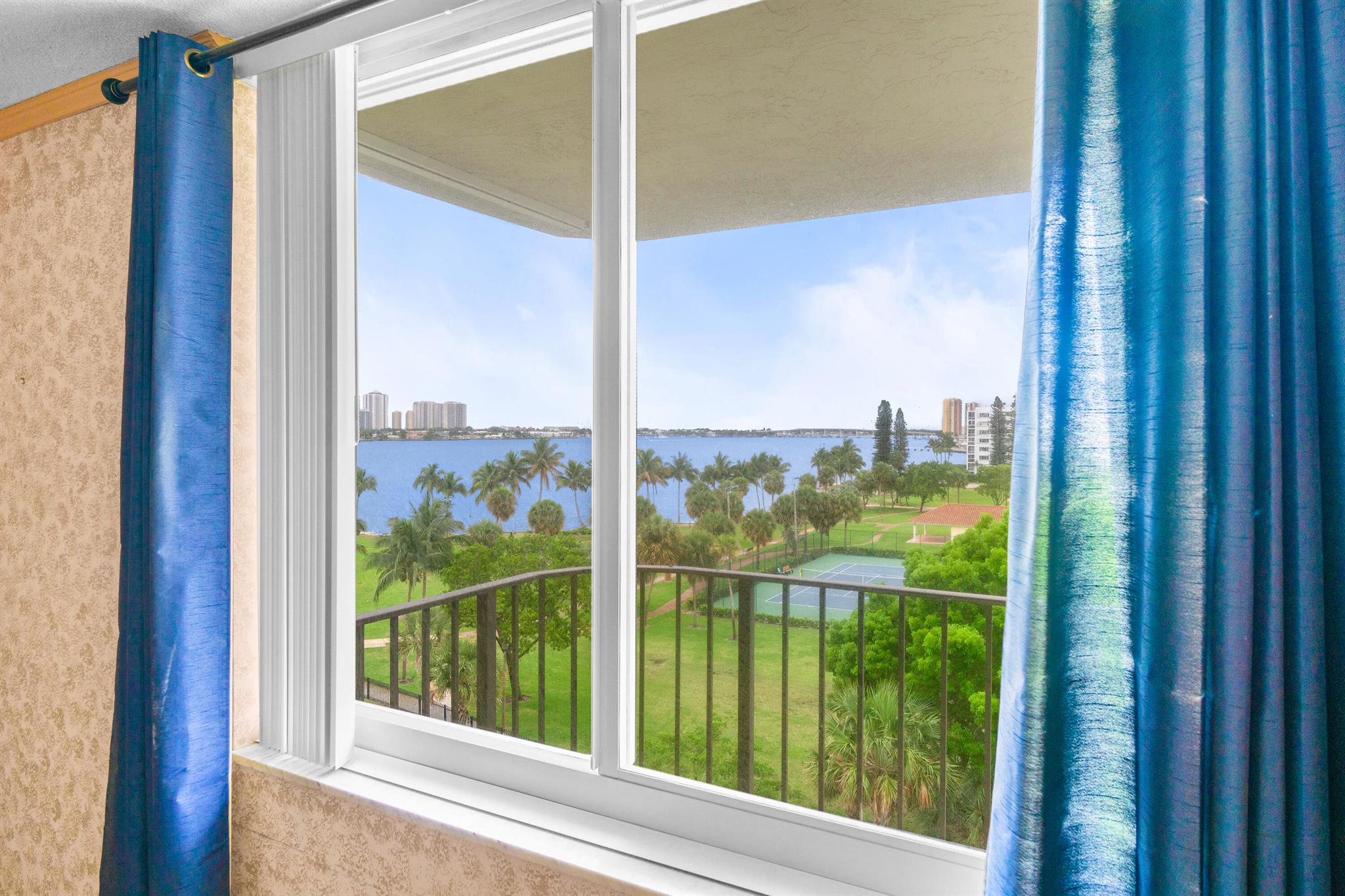LAKE HARBOUR TOWERS CONDO - Residential
