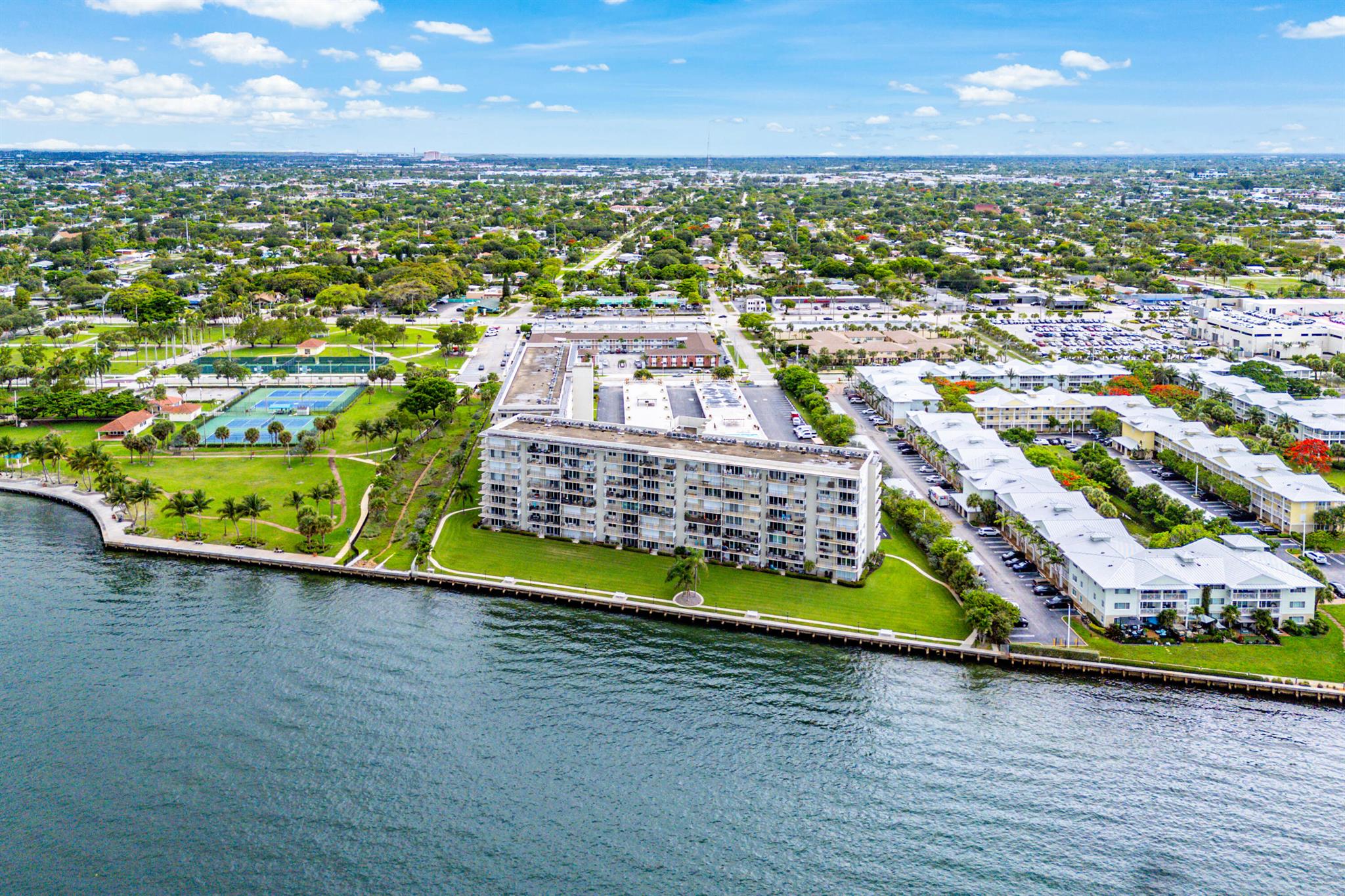 LAKE HARBOUR TOWERS CONDO - Residential