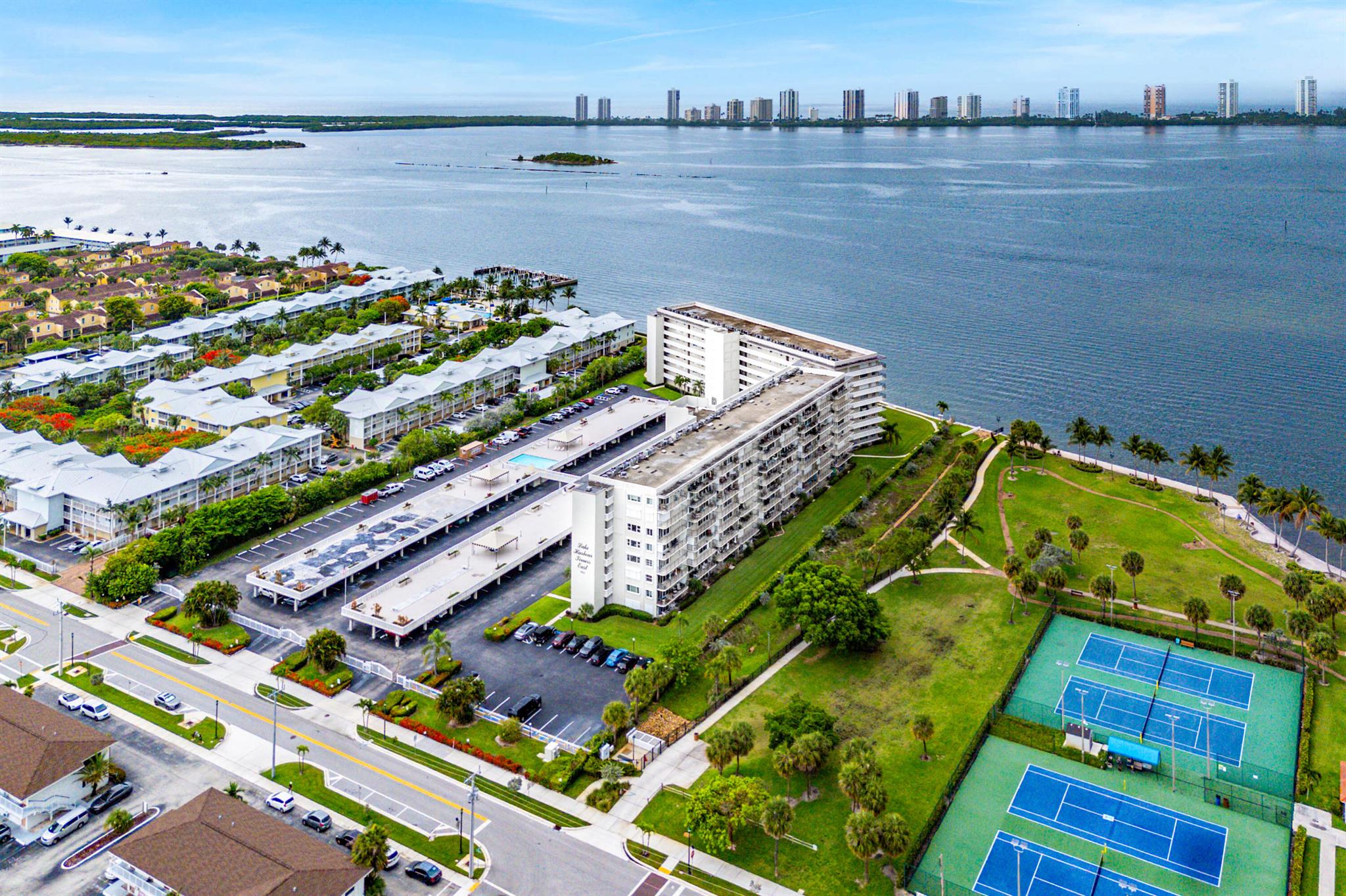 LAKE HARBOUR TOWERS CONDO - Residential