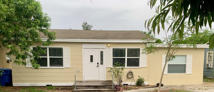 Charming East Lantana Home Minutes from the Beach!
Welcome to this delightful 3-bedroom, 1-bath single-family home perfectly situated in the heart of East Lantana — a quaint coastal town known for its small-town charm, walkable streets, and easy access to South Florida's best attractions.
Enjoy the perfect location just minutes from the Intracoastal Waterway, beautiful beaches, local restaurants, boutique shopping, and convenient access to I-95 for quick trips to West Palm Beach, Lake Worth, Boynton Beach, and Delray Beach. Families will love the convenience of having both elementary and middle schools within walking distance, as well as several excellent private schools nearby.