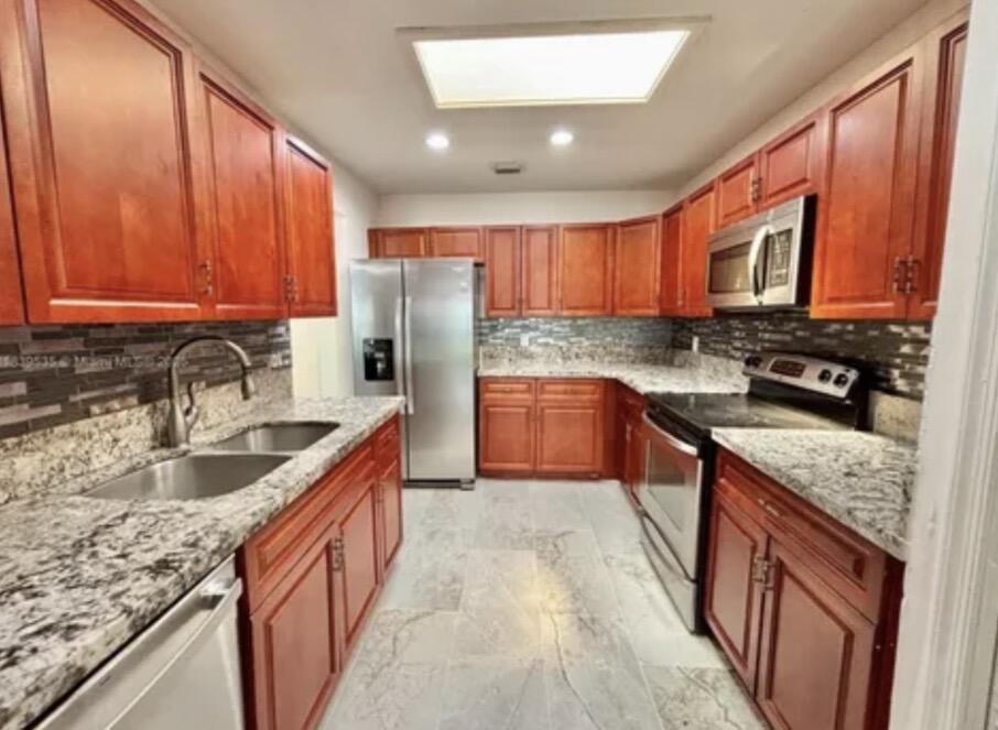 CORAL SPRINGS COUNTRY CLUB - Residential Lease