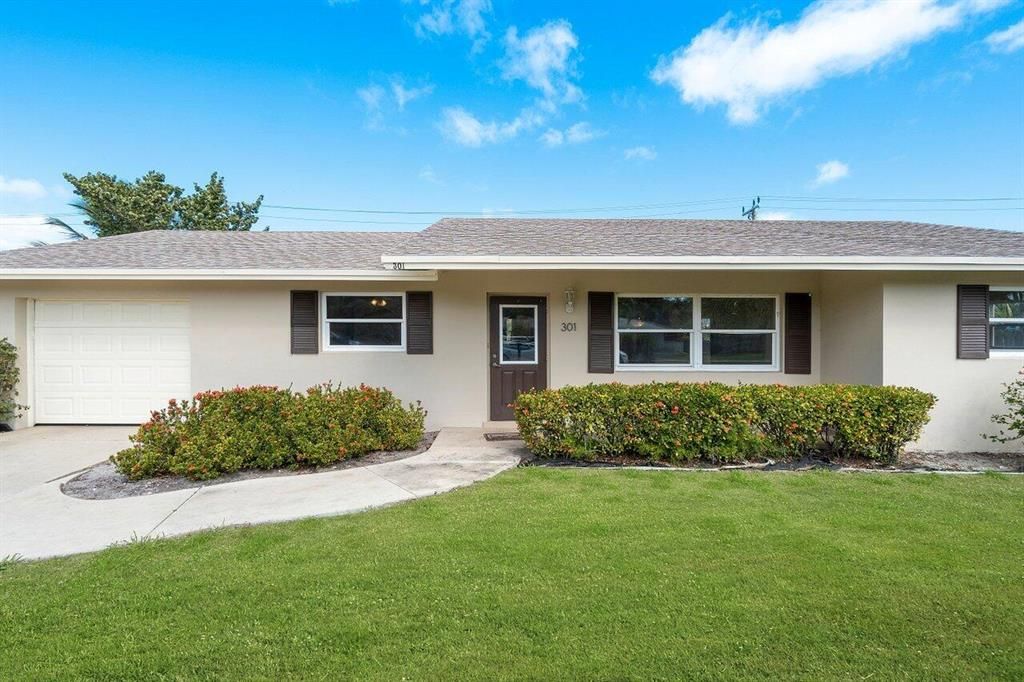 Photo of 301 W Norfolk Road, Jupiter, FL 33469 (MLS # R10777091)