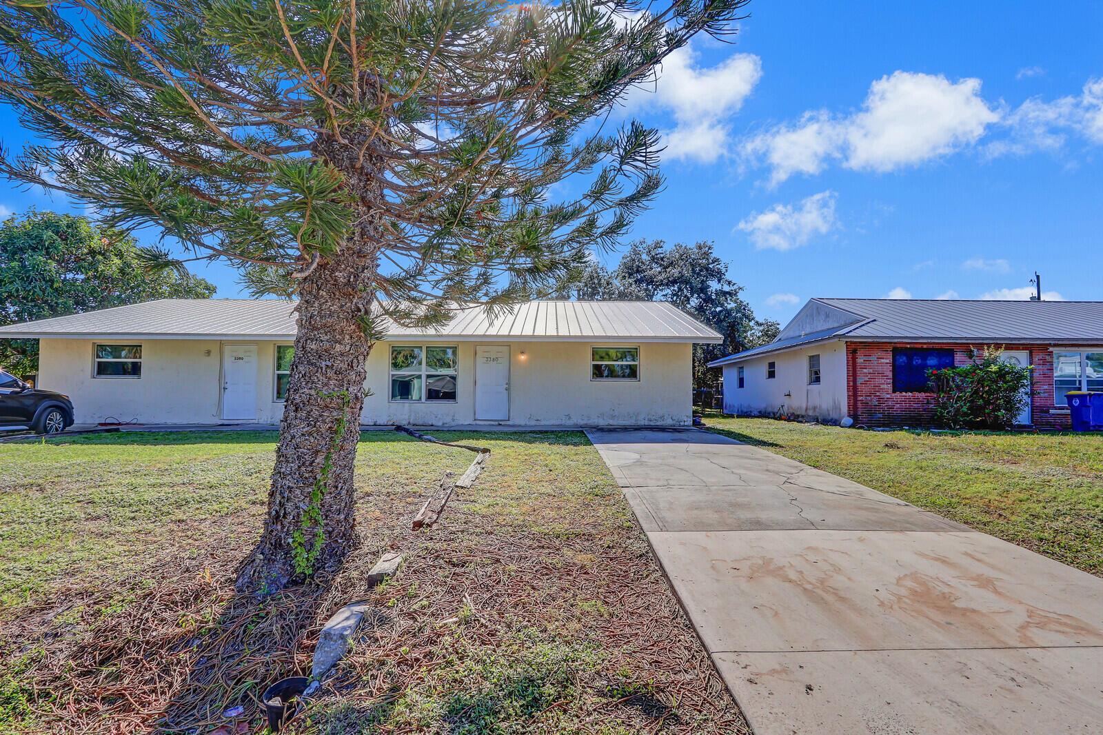 This lovely 3-bedroom duplex offers the best blend of comfort and convenience, situated just minutes from Downtown Stuart. The property also features a spacious backyard perfect for outdoor gatherings or simply relaxing in your private oasis. Enjoy quick access to stunning Stuart beaches, an array of fantastic restaurants, and boutique shops that define the area's coastal vibe.