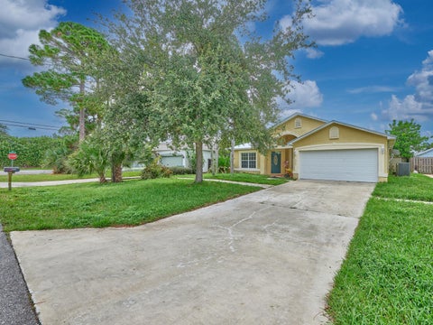 Photo of 6022 LAUDERDALE Street, Jupiter, FL 33458 (MLS # B26072411)