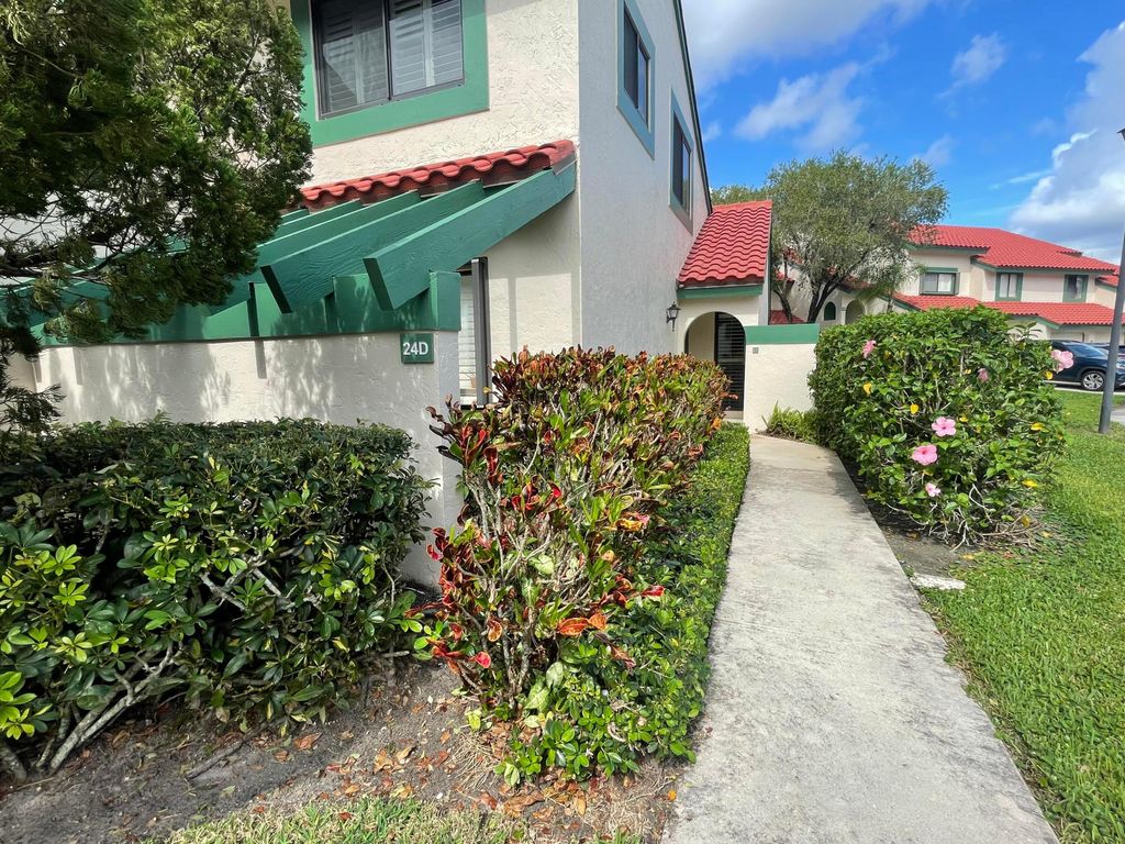 Photo of 24 Lexington Lane W #24, Palm Beach Gardens, FL 33418 (MLS # B26006223)