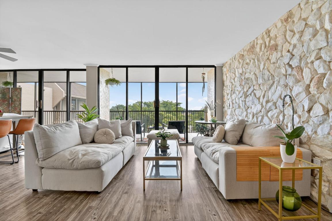 2816 N 46th Avenue J682