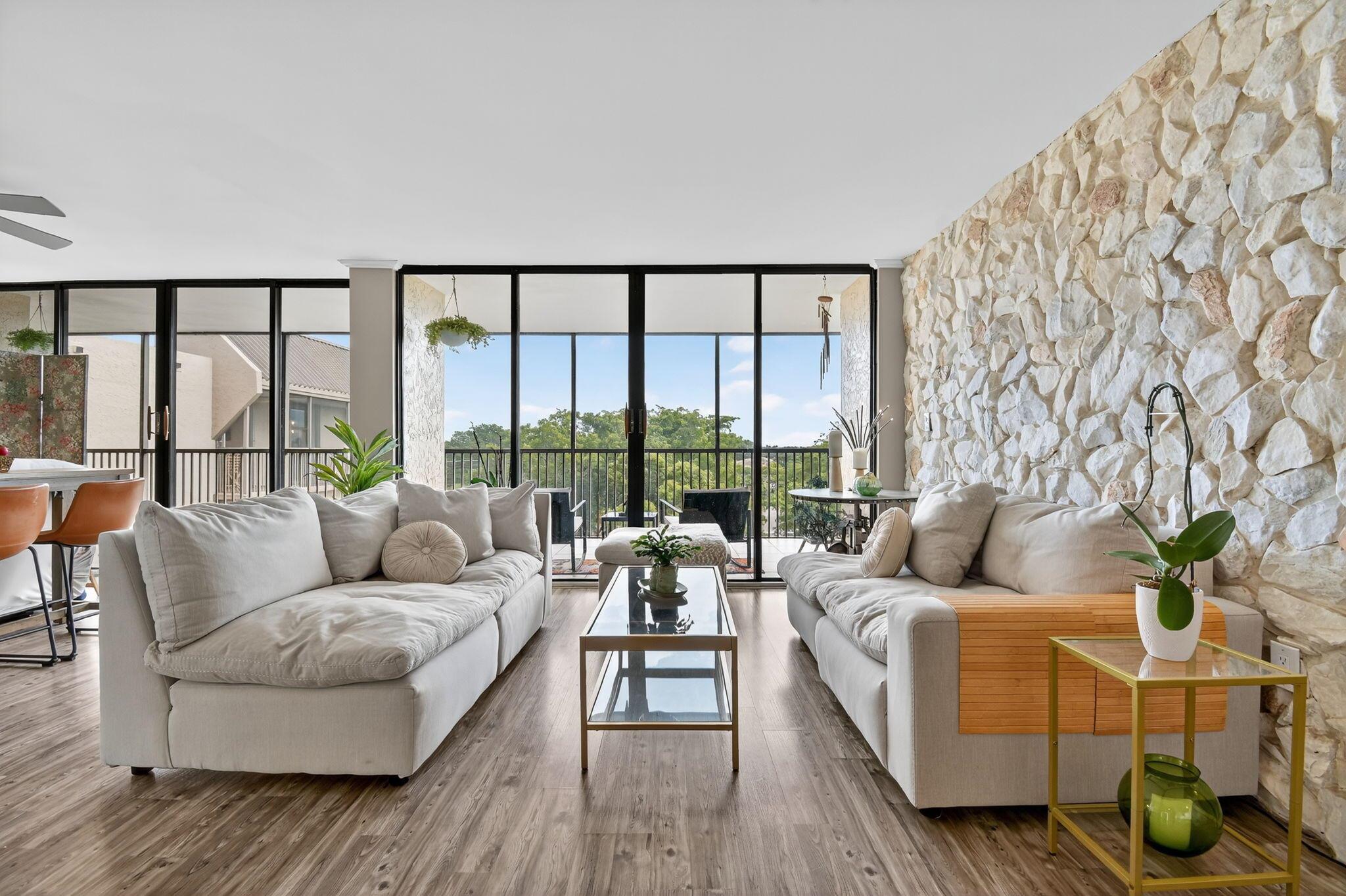 2816 N 46th Avenue J682