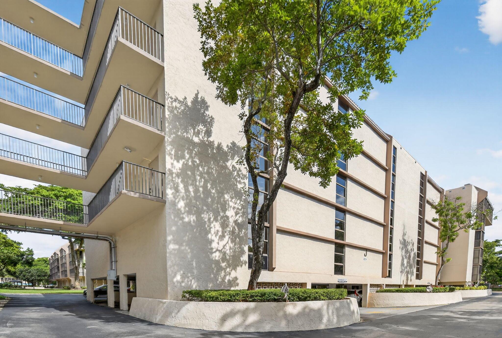 2816 N 46th Avenue J682