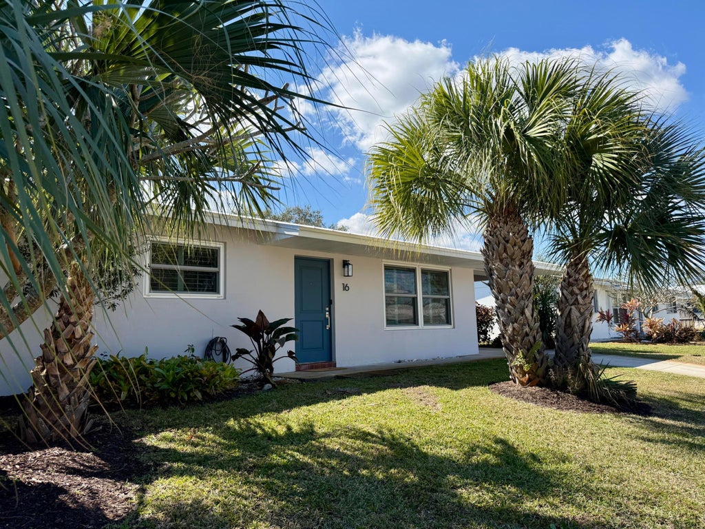 Photo of 16 Ridgewood Circle, Tequesta, FL 33469 (MLS # B26072360)