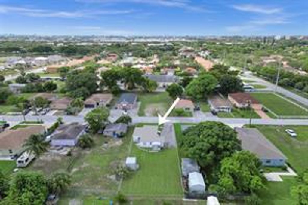 Photo of 2055 NW 8th Street, Pompano Beach, FL 33069 (MLS # B26021977)