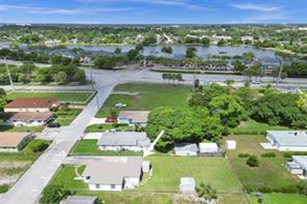 Photo of 2055 NW 8th Street, Pompano Beach, FL 33069 (MLS # B26021977)