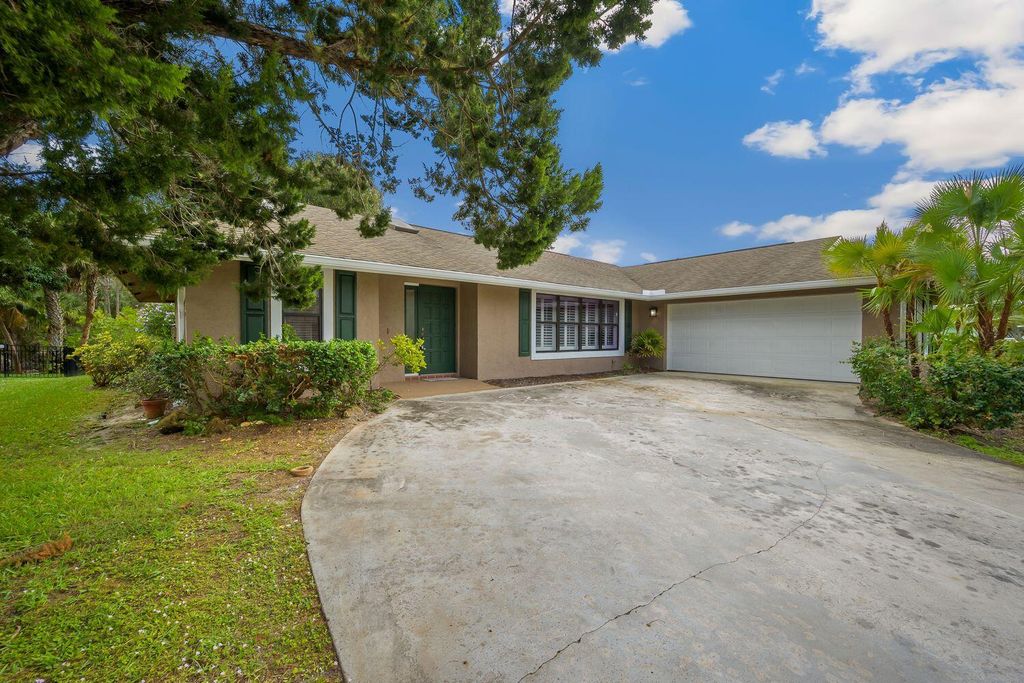 Photo of 1339 SE Coral Reef Street, Port Saint Lucie, FL 34983 (MLS # R10959940)
