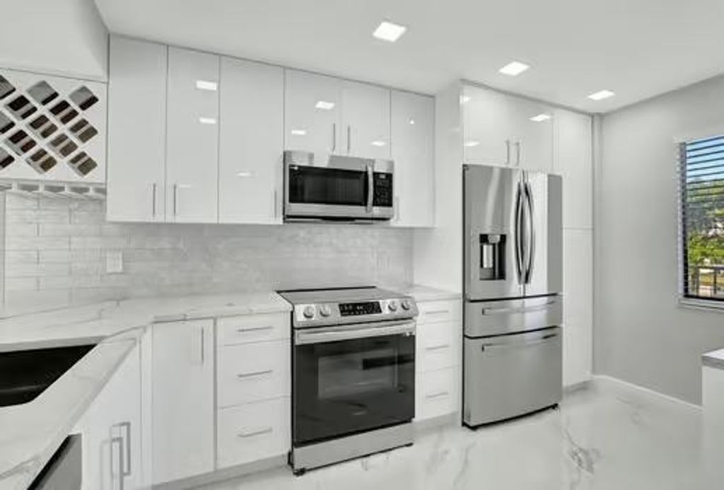 Photo of 7076 Huntington Lane #407, Delray Beach, FL 33446 (MLS # R11058193)