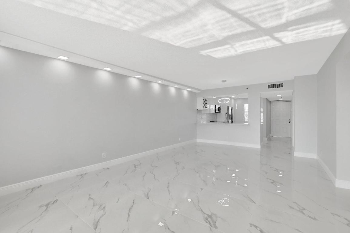 HUNTINGTON LAKES - Residential