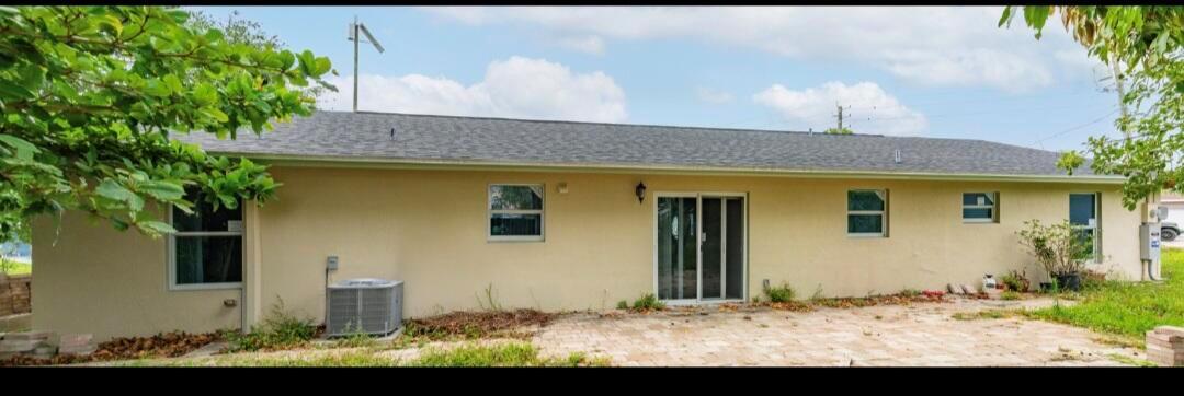 6 bedrooms 3 baths house1 bedroom furnished available.short term 3 to 6 months.close to the beach, major highway.close west palm beach airport and 30 minute away from fort Lauderdale airport.
