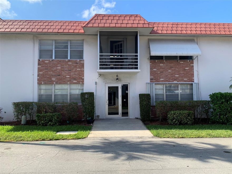 REDUCED HANDYMAN/INVESTOR SPECIAL! Hidden gem waiting for your personal updates.  IMMEDIATE RENTAL NO WAITING PERIOD.  CORPORATE BUYERS OK!!!   Close to shopping and transportation. Enjoy the Pool, Clubhouse & BBQ areas. Special assessment pending. Association has no minimum credit score or income requirements. So make this your home or investment property!  Association states 55+ community.