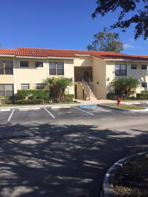 Very nice ground floor 2/2 unit, private backyard, located in a nice community, great location, close to schools, supermarkets.New AC, Fresh painted, Tile floors.