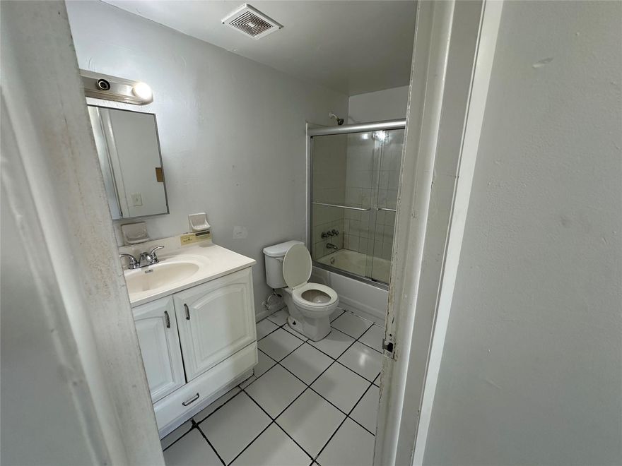 Beautiful 1 bed 1 bath unit in Lauderdale Lakes!  Spacious bedroom with walk- in closet, nice balcony, assigned parking space, common laundry area. Located near St Rd 7/441with easy access to turnpike and I-95. Lots of shopping, dinning, and entertainment close by, including Sawgrass Mall.