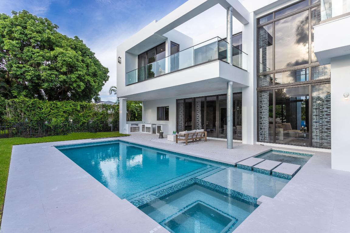 ROYAL PALM YACHT & COUNTRY CLUB - Residential