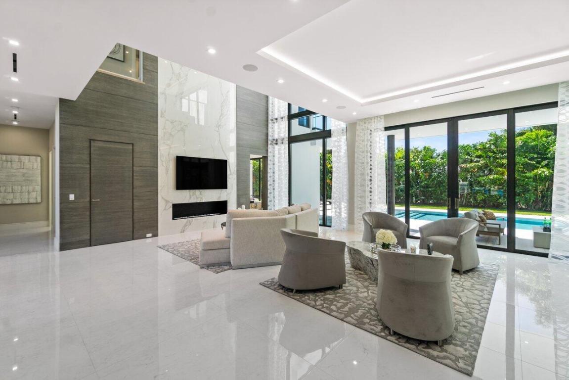 ROYAL PALM YACHT & COUNTRY CLUB - Residential