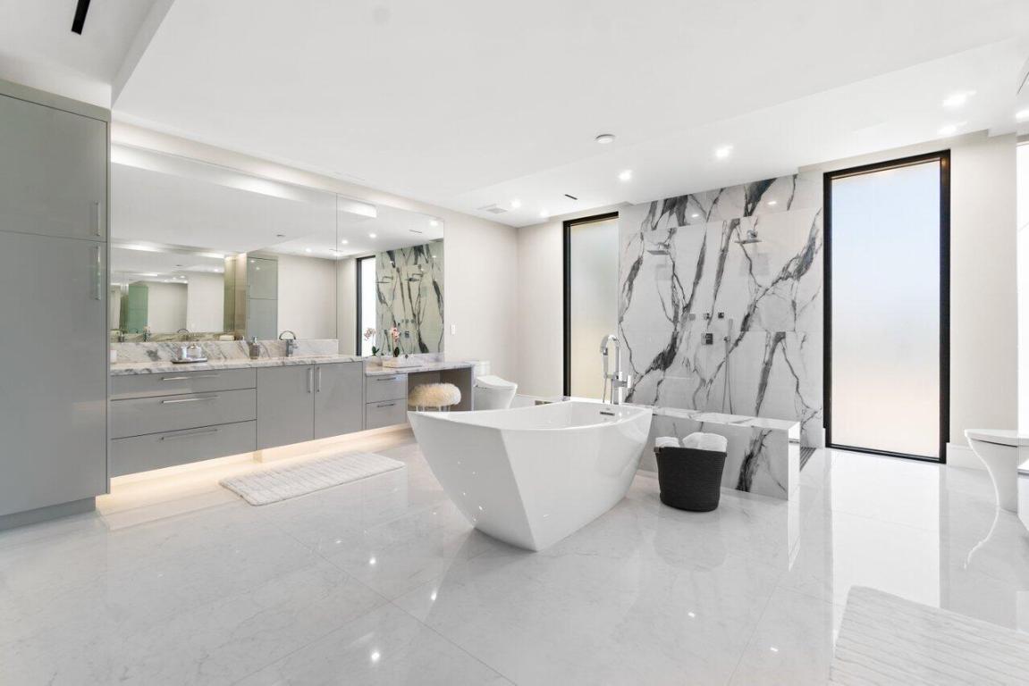 ROYAL PALM YACHT & COUNTRY CLUB - Residential