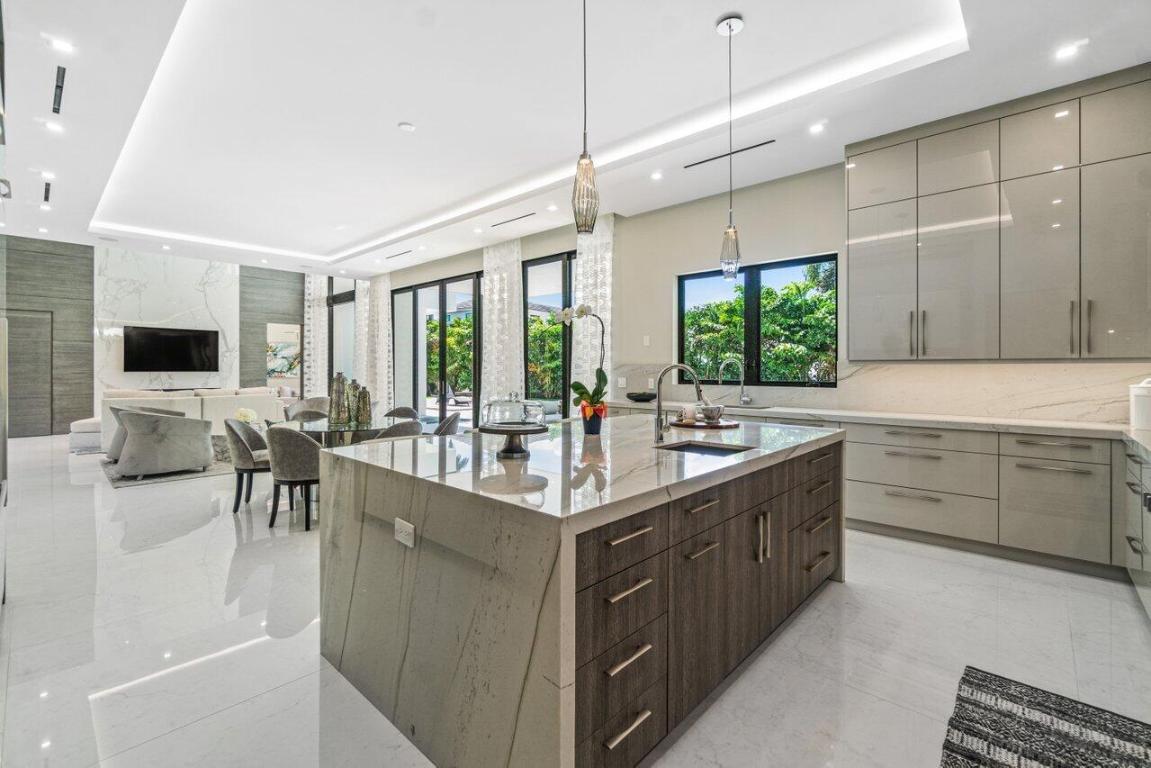 ROYAL PALM YACHT & COUNTRY CLUB - Residential