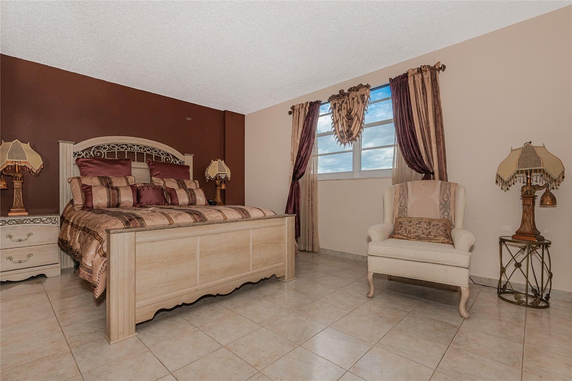 MEADOWBROOK LAKES - Residential