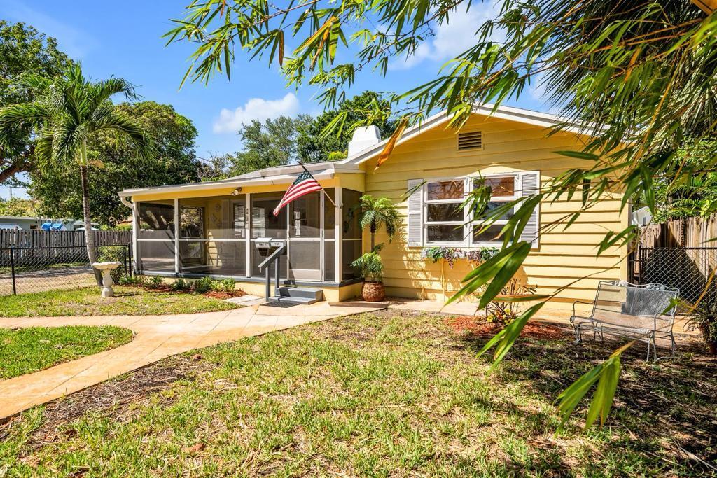 Photo of 813 SE 14TH Court, Fort Lauderdale, FL 33316 (MLS # B26066861)