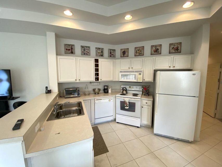 CASTLE PINES CONDOMINIUM - Residential Lease