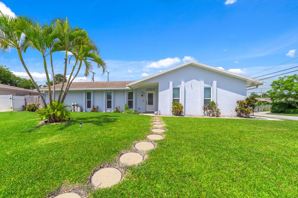 Photo of 9799 Daisy Avenue, Palm Beach Gardens, FL 33410 (MLS # R10992066)