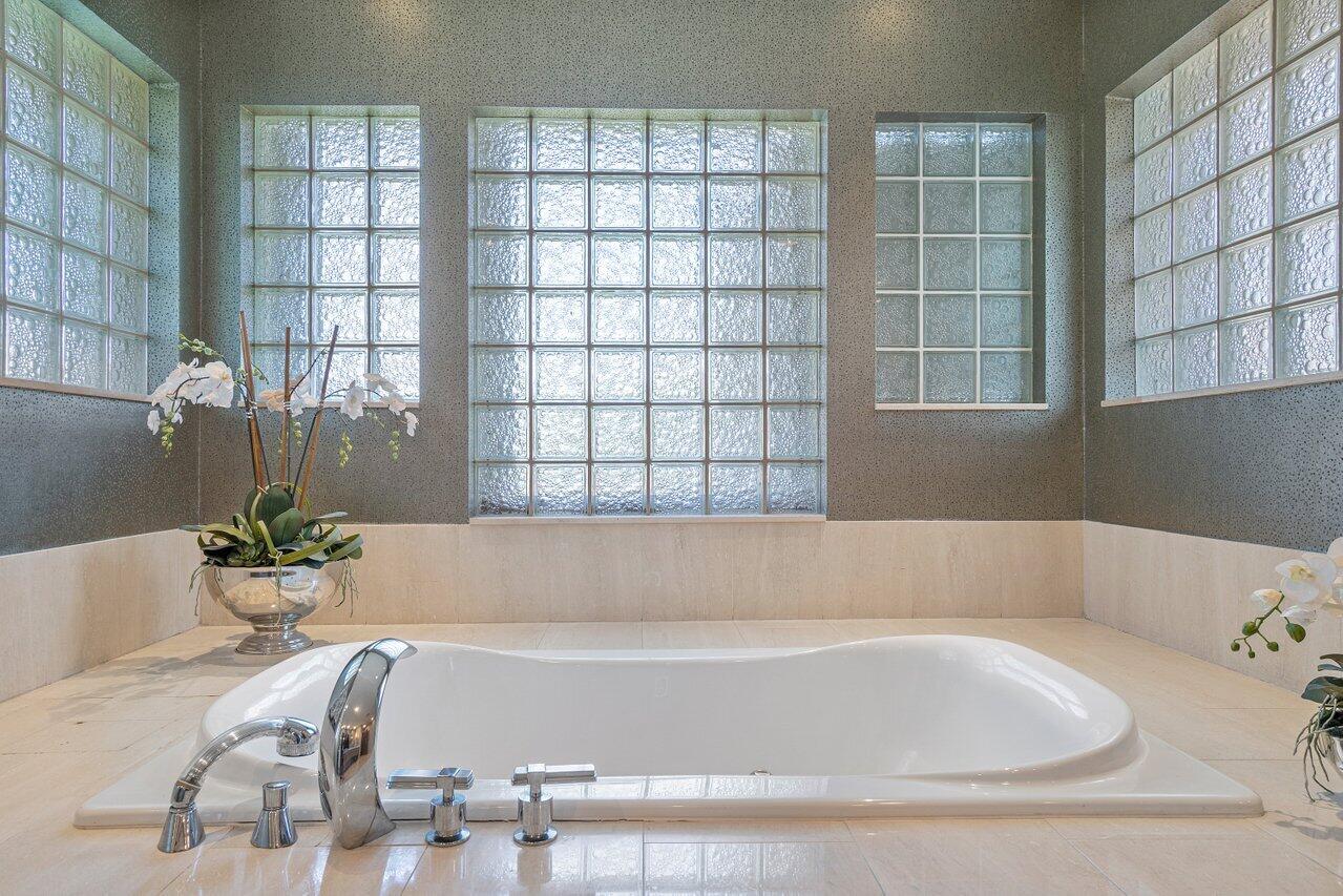 LIGHTHOUSE POINT - Residential