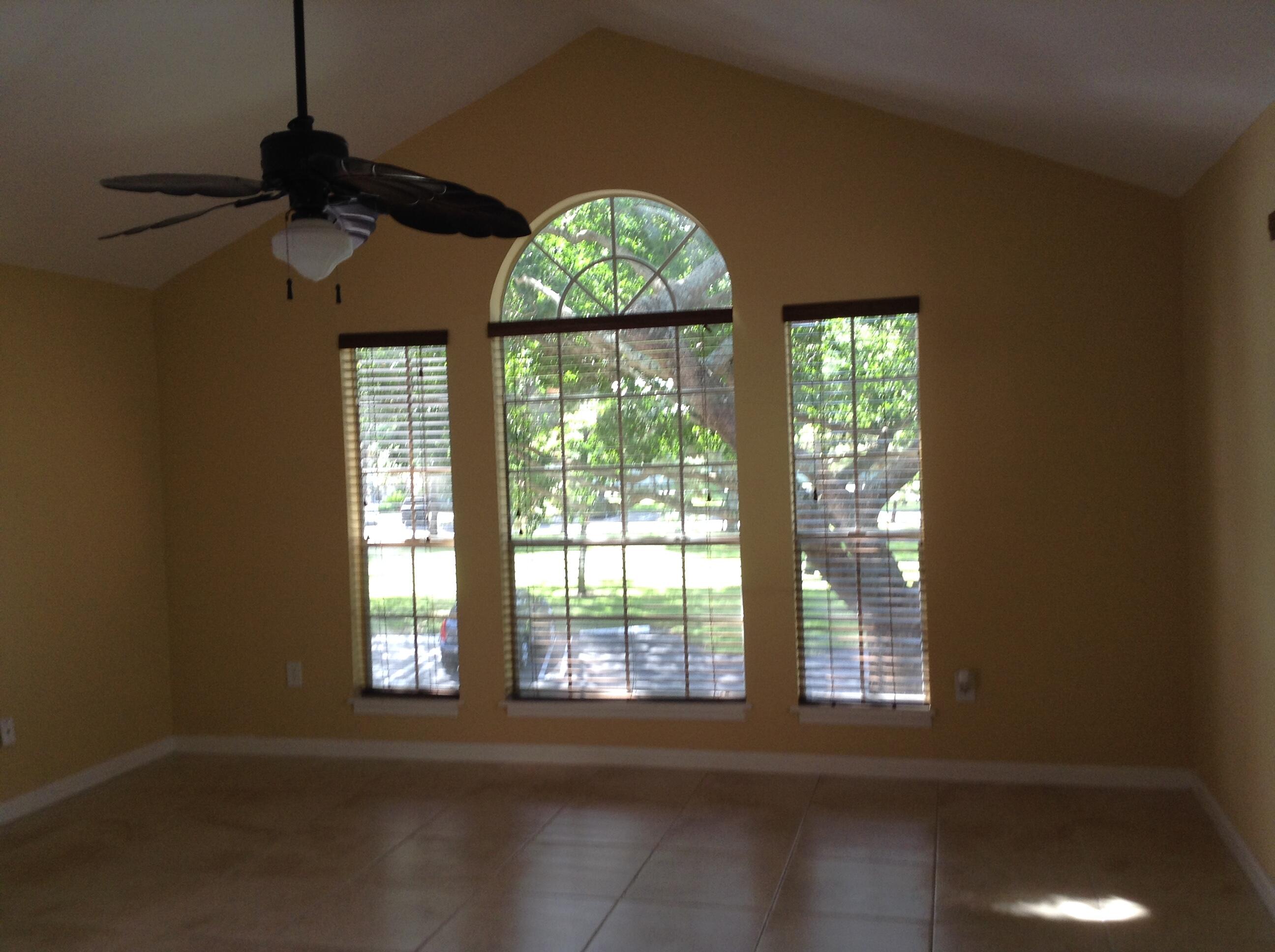 BEAUTIFUL FIRST FLOOR UNIT, NO CARPETS UPDATED KITCHEN, BIG WINDOWS. VERY LUMINOUS, FULL SIZE WASHER AND DRYER, EASY TO BE APPROVED, CLOSE TO THE BEACH SHOPPING, AND RESTAURANTS, STEPS TO I-95