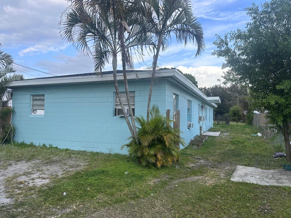 Photo of 712 N 20th N Street #B, Fort Pierce, FL 34950 (MLS # R11069431)