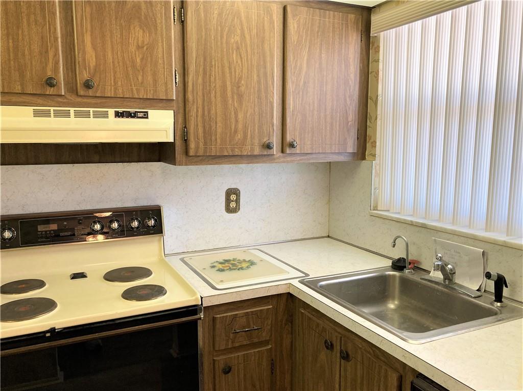 SUNRISE LAKES - Residential