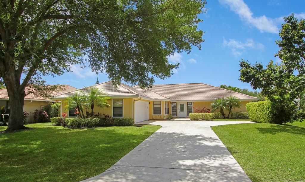 Photo of 2 Glengary Road Rd, Palm Beach Gardens, FL 33418 (MLS # R10706654)