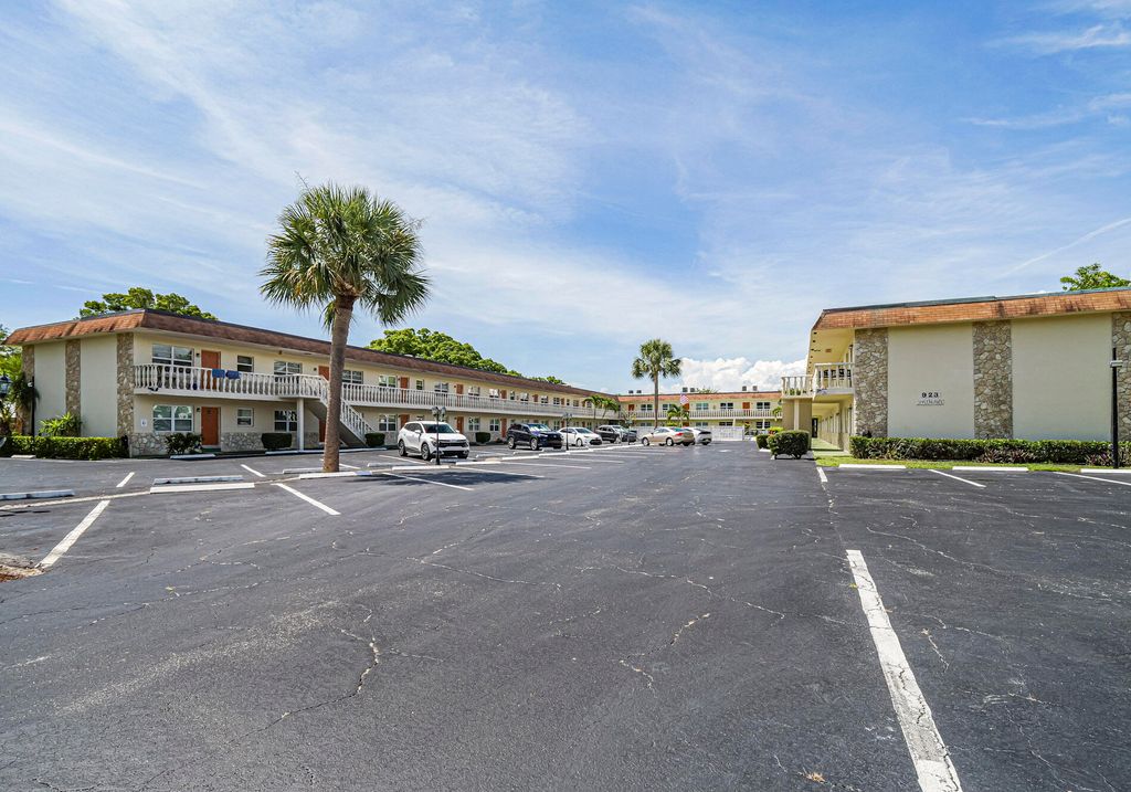 Photo of 923 22nd Place #112, Vero Beach, FL 32960 (MLS # R11102138)