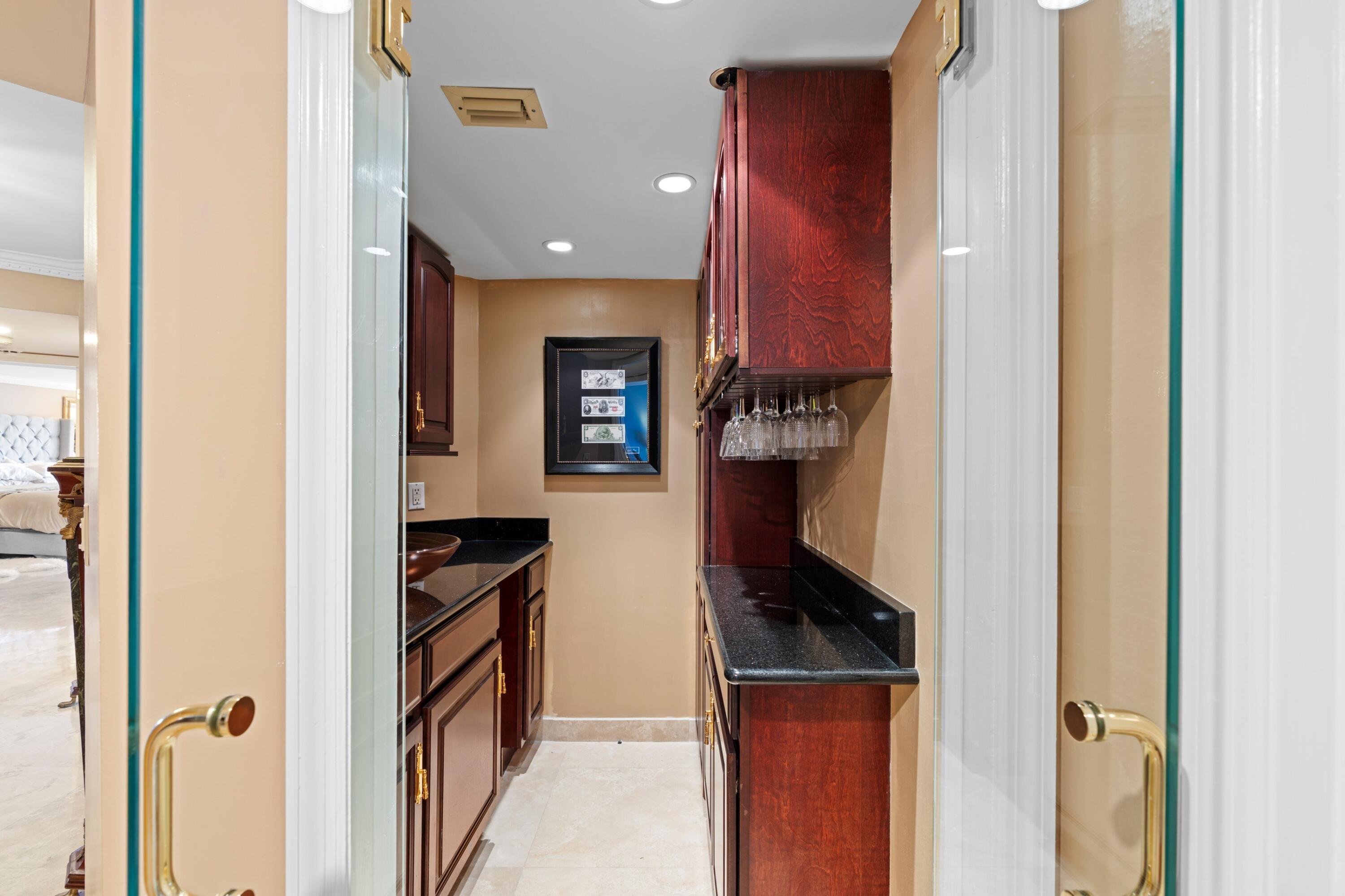 MAJESTIC TOWERS I CONDO - Residential