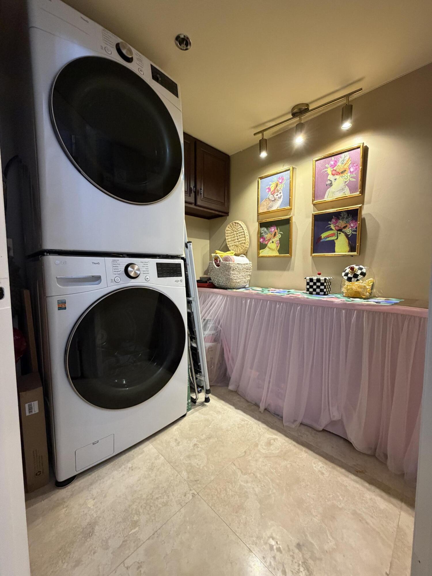 MAJESTIC TOWERS I CONDO - Residential