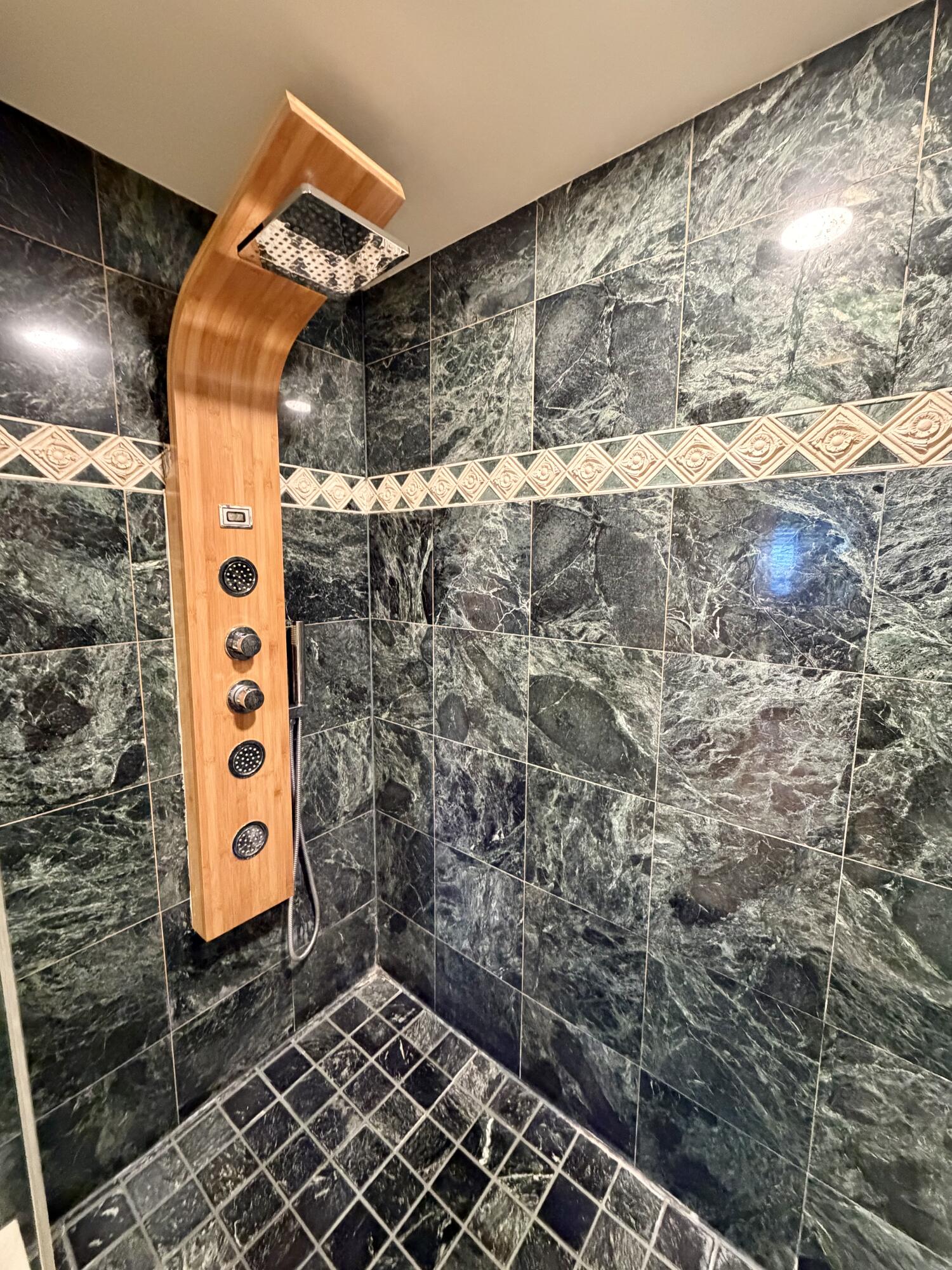 MAJESTIC TOWERS I CONDO - Residential