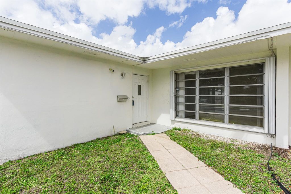 Photo of 68216825 NW 11th Place #6825, Plantation, FL 33313 (MLS # F10555497)