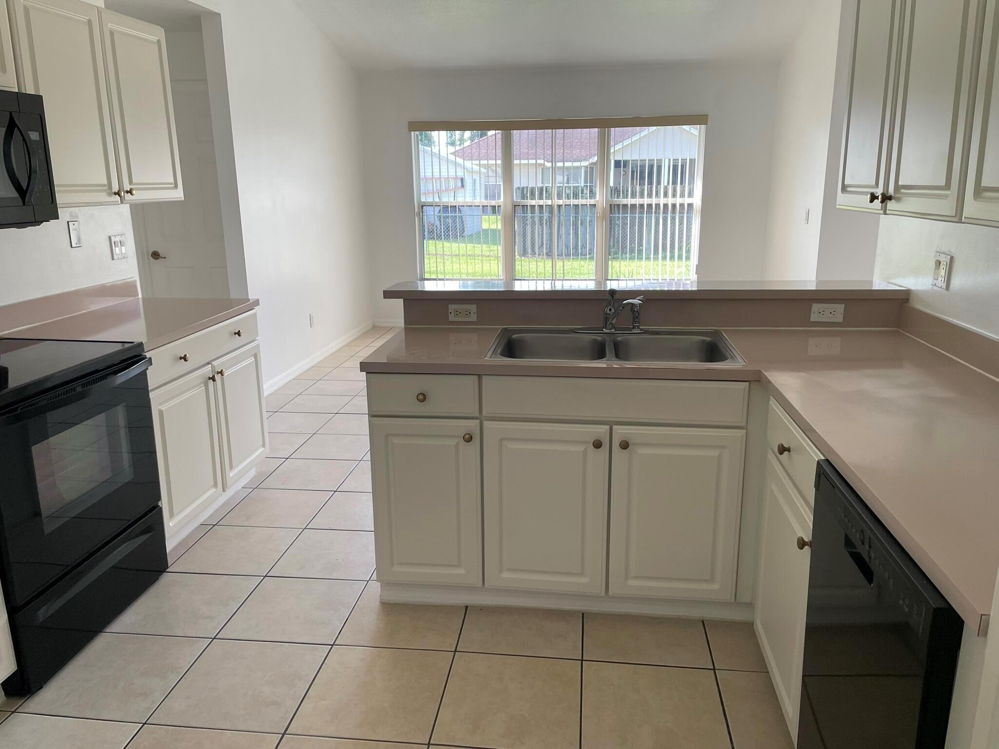 PORT ST LUCIE SEC 43-SELV - Residential Lease