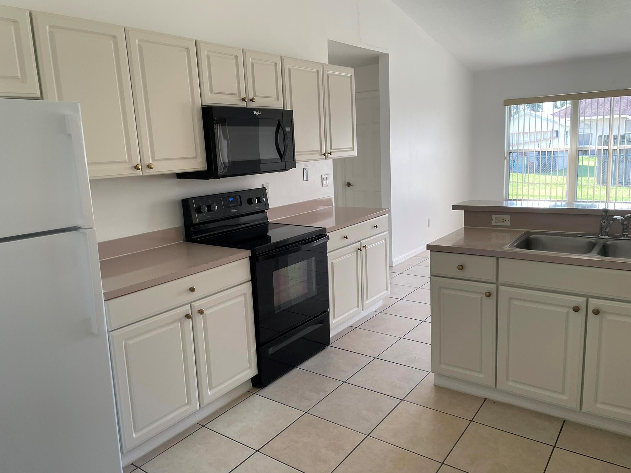 PORT ST LUCIE SEC 43-SELV - Residential Lease