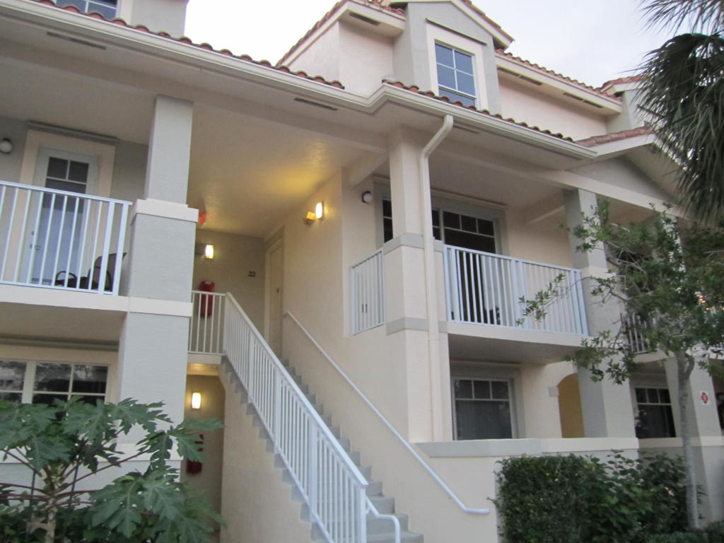 Really pretty unfurnished condo in Abacoa for annual rent. 1 bedroom upstairs and 1 downstairs. Large living area and balconies off living room, kitchen and upstairs bedroom! Bonus/Loft area for cozy extra space! Close to community pool and fitness center. Best of all worlds in the heart of Jupiter!